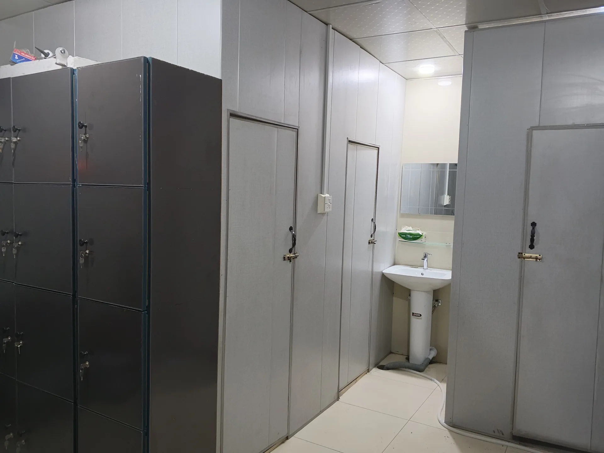 Studio lockers and washbasin